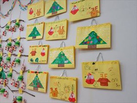 年中組さんは、サンタさんの折り紙やツリーが素敵な『クリスマスバッグ』を制作しました。