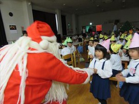 ４年保育のコスモス組さんから順番に、一人ずつサンタさんからプレゼントを手渡していただきました。