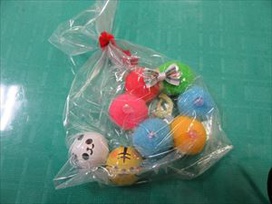 今年のプレゼントは、先生サンタさん手作りのデコレーションボール（プチポンポン）リースとアニマルチョコでした。