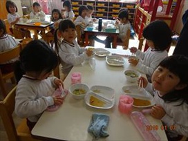 「おはしで食べよるんよ～」春から年長組に進級するカンナくみさん。