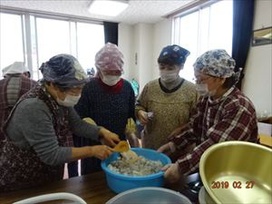 わかめにシソに白むすび。ほかほか炊き立てご飯、おいしそう。熱々ご飯で手を真っ赤に染めながら、心こめて握って下さいました。