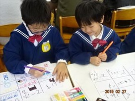 「ねえ、何みつけた？」「えっとねえ・・・」園で一緒に過ごせる貴重なひとときですね。