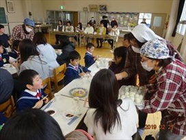 「おかわり、いかがですか？」「ありがとうございます。」「ぼく４個目だよ!」「おいし＾い」真心のこもった手作りのおごちそう。忘れられない味になりそうですね。