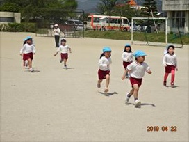 さつき組さんもゴール目指して「よーい、どん!」（保育園年中）