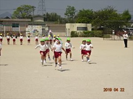 腕を大きく振って・・・力強い年長さんの走りっぷり!（幼稚園　ゆり組）