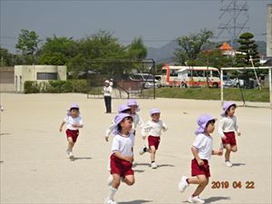 昨年度は雨天のため、幼児さんの遊戯は中止だったため、年中組さんも本番は初めてとなります。（幼稚園年中　あじさい組）