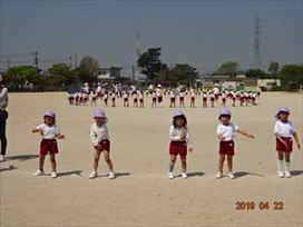 今年度は、トラック外側、東半分（本部～入場門）で東牟礼園の子どもたちが踊ります。本部からゆり・すずらん・あじさい・さつき・アイリス・カンナの順になります。