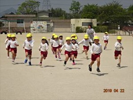 「ゴールまでまっすぐ走るのよ～」さすが年長組さん。お手本を示してくれました。（保育園　すずらん組）