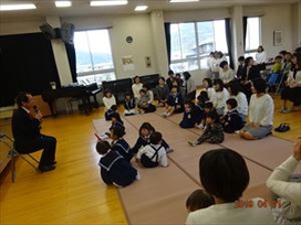 理事長先生の話を静かに聞くことができました。「今日からみなさんは、東牟礼幼稚園保育園のお友だちです。」
