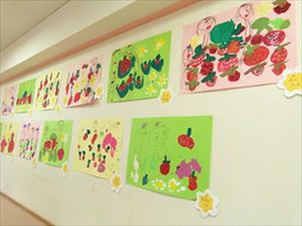 『いちご狩りをしたよ』絵の具で描いたいちごは、色・形・大きさ・数に個性が表れ、一人一人の想いが伝わってきます。