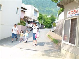 靴箱から駐車場までは車の往来があるため、しっかり手をつないで安全確認をお願いします。