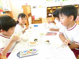 お椀を抱えて、ごっくん、もぐもぐ「お味噌汁、家でも食べてるよ～」