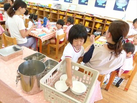 強化磁器の食器なので家庭と同じように、そっとていねいに扱います。