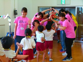 学生さんのアーチのトンネルをくぐって・・・「ありがとう」そして「さようなら」のハイタッチ！