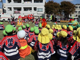 右田幼稚園のお友だちが、消防署から寄付された楽器で鼓隊の演奏を聴かせてくれました。