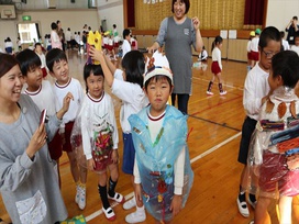 お姉さんお手製のどんぐり冠をかぶせてもらって・・・お姫様と王子様に変身‼