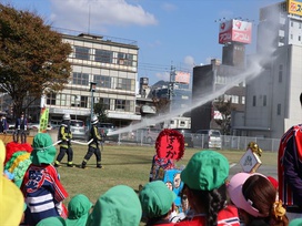 放水展示。水の迫力に、みんなくぎ付け。