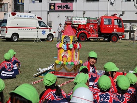 消防車や救急車に見守られながら、一日消防署長の右田保育園の先生から防火講話を聴きました。