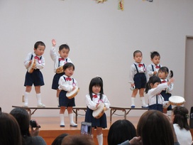 ３つの楽器に分かれて♪いぬのおまわりさん♪を演奏しました。それぞれのリズムが違うのでつられないように・・・