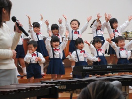 お手玉の小豆に興味を持ち、ぜんざい作りをした経験から♪あんずきだんご♪のうたを楽しむようになりました。