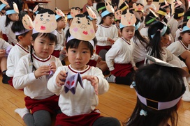 みんなもお手製「三方」と福の神のお面で準備オッケー！