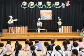 「あひるってどんなふうに泳ぐんだったかな」「かもは・・・⁈」「白鳥は・・・⁈」みんなで考えました。