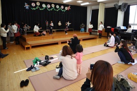 さつき組さんの次は、新入園児さんもステージで♪明かりをつけましょ　ぼんぼりに～♬