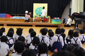 お花を摘んだら、ハイハイでトンネルをくぐって・・・