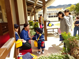 初めての集団生活。午前中保育で少しずつ幼稚園に慣れていきましょう。