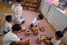 積み木で「東京タワー」に挑戦！足組をしっかり組んで・・・仕上がりをお楽しみに！