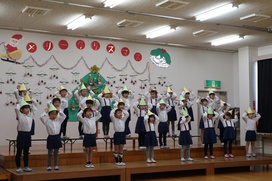 年長組さん全員による♪赤鼻のトナカイ♪みんなも一緒に踊りましょう！