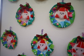 年少組の作品「クリスマスリース」緑や黄緑の色紙をちぎって貼り付けました。サンタさんの折り紙も素敵でしょ！