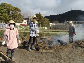米澤先生・藤田先生・姫村先生、牟礼園に引き続き焼き芋のお世話をありがとうございます。
