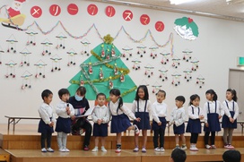「緑を切るところが難しかったです。」「サンタの顔をがんばりました。」・・・活動の〝振り返り”が大切です。それをみんなの前で発表できる力ってすばらしい！