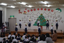 年長組さんの司会係さんが会を進行してくれます。「クリスマスの豆知識」の発表にも子どもたちは興味津々。