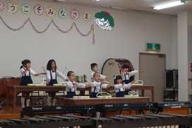 まずは、あじさい組（幼稚園　年中）さんが単独ステージで歌とピアニカ奏を披露しました。