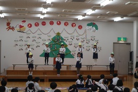 年長組の歌チームのお友だちが♪ジングルベル♪を発表してくれました。鈴やタンブリンのリズムに心も弾みます。