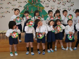 カンナさんも力作のクリスマスリースと一緒に、パチリ！
