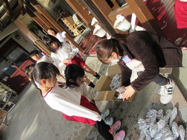 東牟礼園の伝統行事⁈年長組さんが全園児の焼き芋のお手伝いをしてくれます。