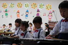合奏『おどるポンポコリン』は子どもたちもノリノリで楽器を演奏しています。