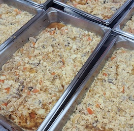 給食の親子丼は、鶏肉、玉ねぎの他、人参やしいたけも入っています。