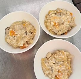 卵アレルギーの子どもには、卵の代わりにくずし豆腐で煮込んでとろみをつけたものを提供しました。