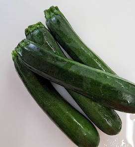 ミネストローネには夏野菜のズッキーニが入っています。